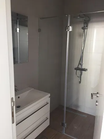 Luxuswohnung zum Verkauf in Dobra Voda, Bar – erste Reihe am Meer, Privatstrand und zwei Pools